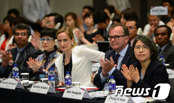 [사진]김영란 '옴부즈만 글로벌 컨퍼런스에 박수'