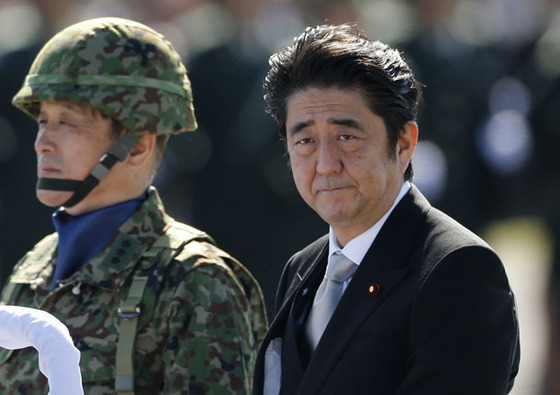 일본 자위대 병사와 아베 신조 일본 총리(우측) © 로이터=News1   최종일