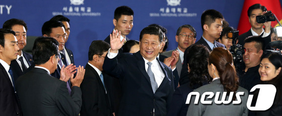 [사진]손 들어 인사하는 시진핑 中국가주석
