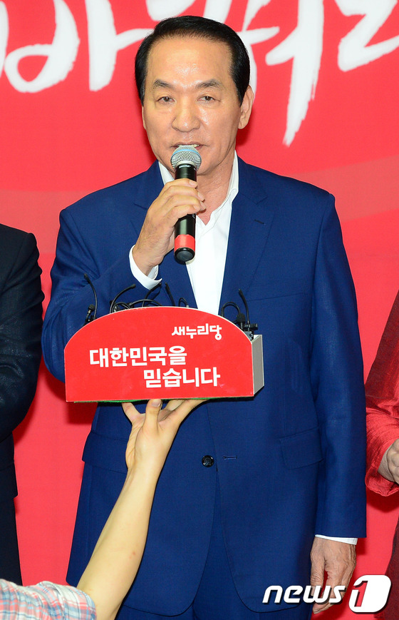 [사진]인사말하는 박창달 전대 후보