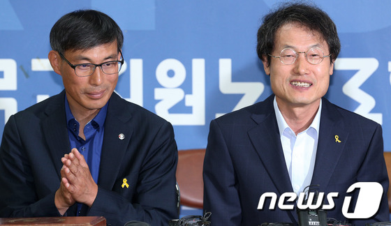 조희연 서울시교육감(오른쪽)과 김정훈 전교조 위원장. /  © News1   오대일 기자