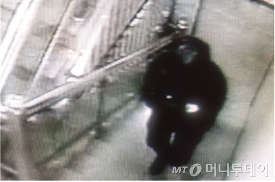 현직 서울시의원 김모씨(44)의 살인교사를 받은 팽모씨(44)가 지난 3월3일 새벽 12시18분쯤 범행을 위해 강서구 내발산동의 한 빌딩 계단을 올라가는 모습. /사진=서울 강서경찰서 제공
