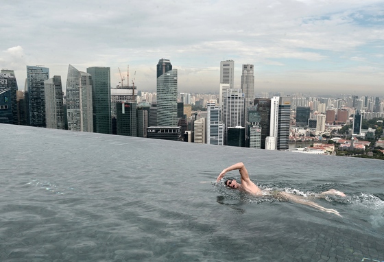 싱가포르의 '마리나베이 샌즈 호텔' 57층 야외 수영장 '인피니티풀'. /AFP=News1
