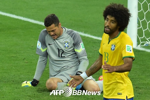 9일 열린 2014 브라질월드컵 4강전에서 브라질 대표팀의 골키퍼 훌리우 세자르(좌)와 수비수 단테 본핌(우)이 독일에게 연달아 골을 내준 뒤 허탈한 모습을 보이고 있다. /AFPBBNews=News1