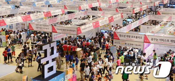 '2014 서울진로직업박람회'에 참여한 학생들이 자신의 진로와 적성을 찾고 있다. © News1 양동욱 기자
