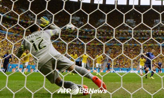 2014 브라질 월드컵 3·4위전에서 네덜란드의 로빈 판 페르시가 페널티킥으로 선제골을 터트리고 있다./ AFPBBNews=News1