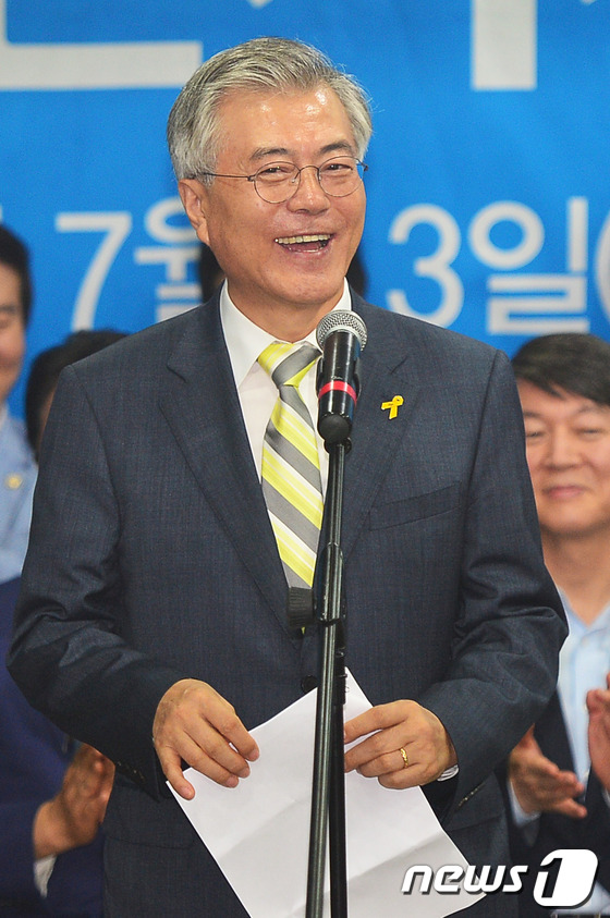 [사진]문재인 의원, 윤준호 후보 선대위 사무실 개소식에 참석