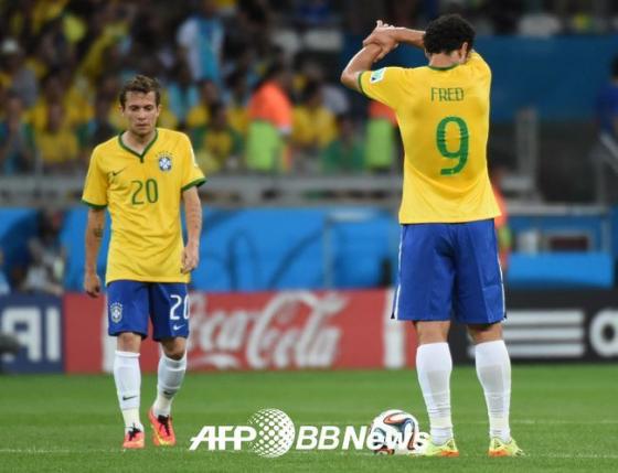 브라질 축구 대표팀의 공격수 프레드(오른쪽)/ AFPBBNews=News1