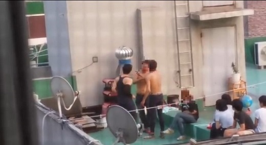 지난달 24일 인천시 부평구에 위치한 한 건물 옥상에서 청소년 7명이 1명의 학생에 대해 집단구타를 하고 있다. /사진=유튜브 영상 캡쳐