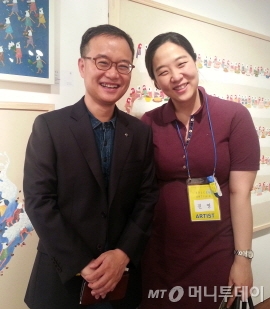 권도균 프라이머 대표(왼쪽)와 이번 전시에 참여한 진영 작가가 기념촬영을 하고 있다. /사진=이언주 기자