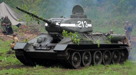 ↑ 소련 T-34는 2차대전 중에 독일 타이거 탱크와 대등하게 정면 승부를 할 수 있는 거의 유일한 탱크였습니다.