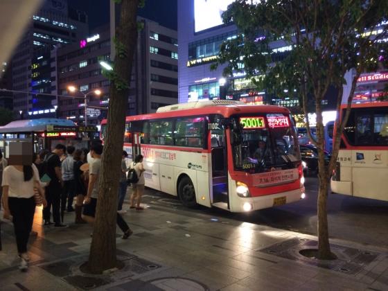 지난 18일 강남역 일대에서 광역버스가 정류장에 들어설 곳이 없어 사선으로 차체를 길가에 대고 있다./ 사진=김종훈 기자