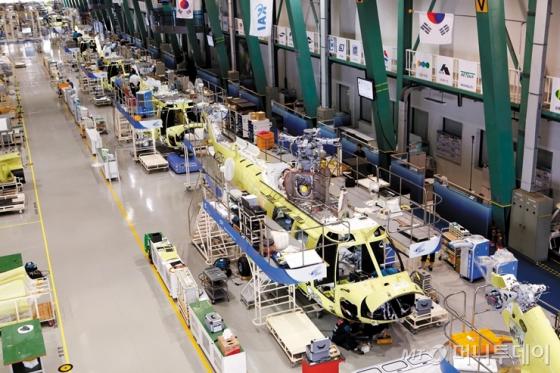 지난 18일 경남 사천 KAI 본사 제1사업장에서 국내 최초 기동헬기 수리온(KUH)이 최종 조립되고 있다. /사진=KAI
