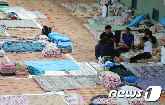 세월호 여객선 참사 100일을 하루 앞둔 23일 전남 진도군 진도실내체육관에서 실종자 가족들이 자녀들의 소식을 기다리고 있다. /사진=뉴스1