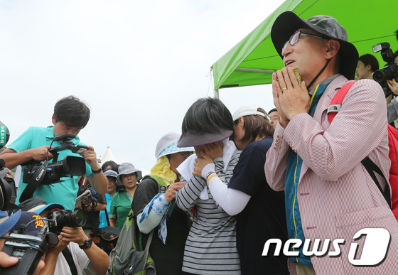 세월호 여객선 침몰 참사 100일째인 24일 전남 진도군 팽목항에서 열린 '100일의 기다림' 행사에서 실종자 가족들이 자녀를 그리워 하며 눈물을 흘리고 있다. /사진=뉴스1