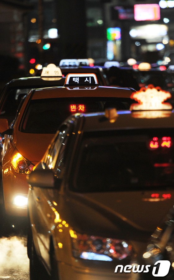 서울 서울역 앞의 택시들이 길게 줄지어 손님을 기다리고 있다./ 사진=뉴스1