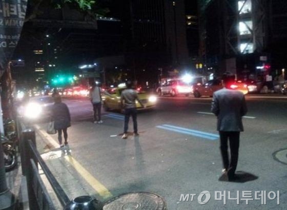 심야시간, 종각역 일대에서 시민들이 택시를 기다리고 있다./ 사진=김성은기자