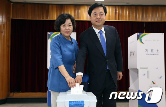 [사진]김두관 후보 '7·30 재보궐 사전투표'