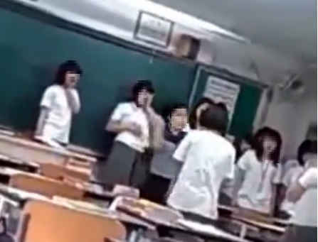 한 여교사가 여학생들에게 연속해서 뺨을 후려쳐 누리꾼들의 공분을 사고 있다. /사진=유튜브 캡쳐