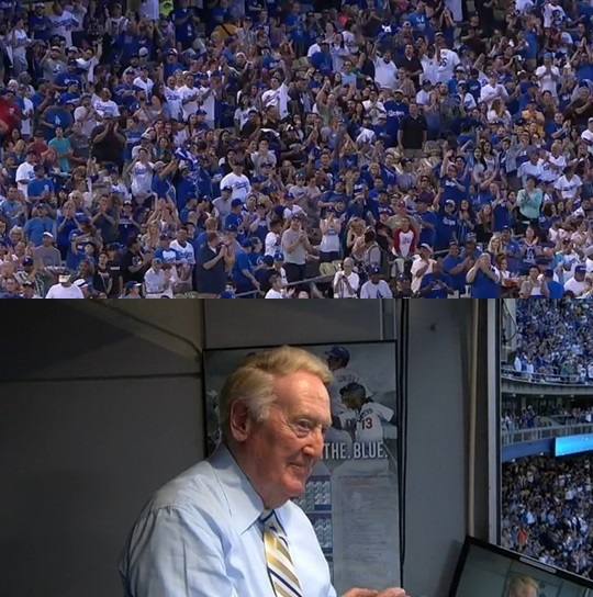 다저스타디움에 운집한 관중들이 빈 스컬리에게 박수를 보내고 있다. 스컬리는 감격에 젖은 표정으로 감사를 표했다./ 사진=MLB.com 화면 캡처<br>
<br>
