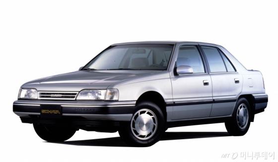 1988년 2세대 쏘나타는 한국 첫 중형차 수출의 주인공이다. 중형세단의 상징인 후륜 구동 대신 한국 기후에 맞는 전륜구동을 선택했다. 1991년 2세대 부분변경 모델인 뉴 쏘나타는 국산 중형 사상 DOHC 엔진을 최초 적용했다./사진제공=현대자동차