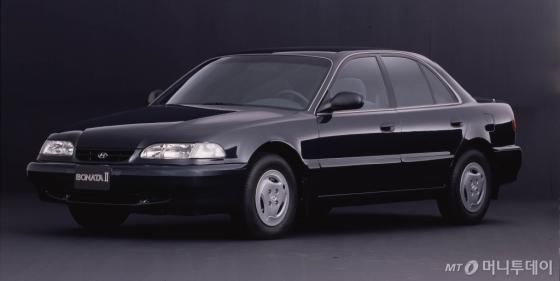 1993년 3세대 쏘나타II는 33개월만에 60만대 판매를 달성해 국산 중형차의 대중화를 알렸다./사진제공=현대자동차 