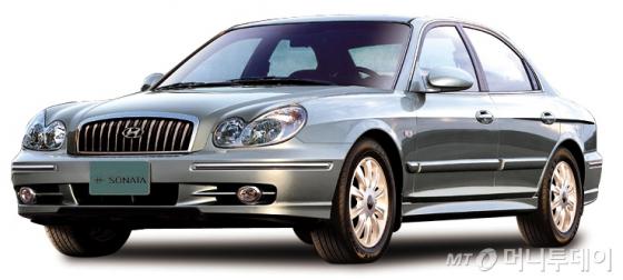 2001년 4세대 부분변경 모델 뉴 EF 쏘나타는 美 JD파워 신차 품질 1위를 수상했다./사진제공=현대자동차 