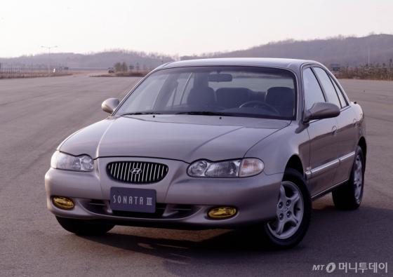 1996년 3세대 부분변경 모델인 쏘나타III의 출시 후 쏘나타는 국내 판매 100만대를 돌파했다./사진제공=현대자동차