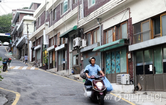 반 지하 다세대주택이 쭉 늘어선 서울 창신동 골목. 문을 열면 옷감을 잔뜩 실은 오토바이가 휙휙 지나간다. 