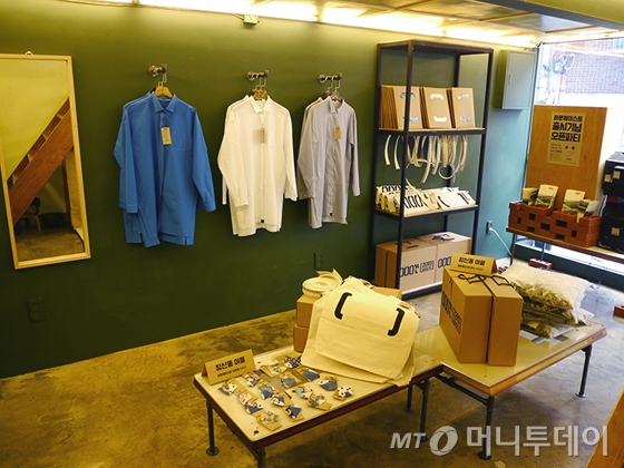 창신동에서 만들어진 셔츠와 가방 등이 홍성재, 신윤예씨의 '000간'에 전시돼 판매되고 있다.  