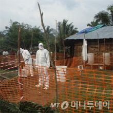 국경없는 의사회 직원들이 보호복을 입고 에볼라바이러스 방역활동을 하고 있다./사진제공=미국 질병통제예방센터(CDC)