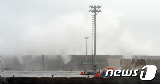 [사진] 태풍 '나크리'가 몰고 온 최대 높이 7m 파도