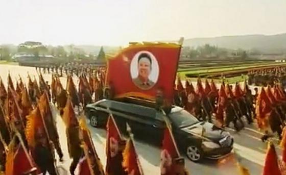 북한 열병식에서 목격된 벤츠 'S600 풀만 가드'로 추정되는 고급 승용차/사진=유튜브 영상 캡쳐