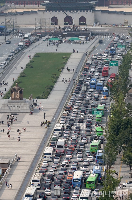 12일 서울 광화문광장 북측 양방향 도로 2개 차로를 통제한 가운데 시복식 무대 설치작업이 벌어지고 있다./ 사진=뉴스1