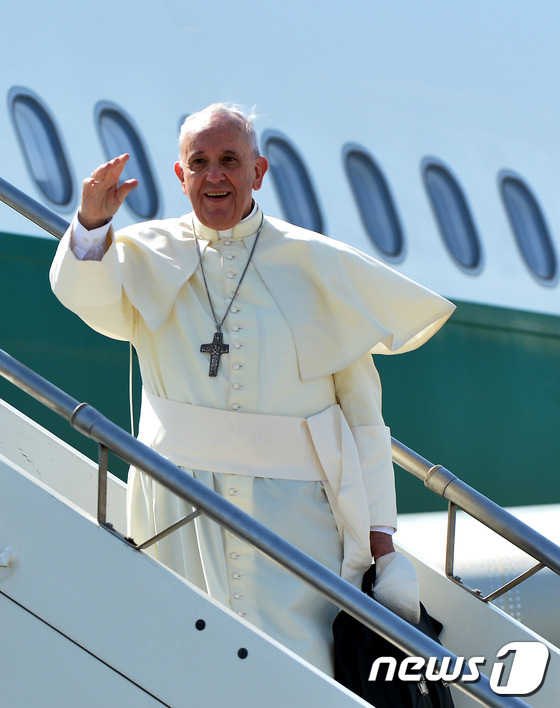 [사진]프란치스코 교황, 한국 출발
