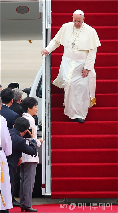 [사진]트랩 내려오는 프란치스코 교황