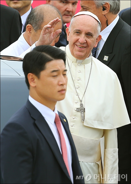 [사진]손 흔들며 미소 짓는 프란치스코 교황