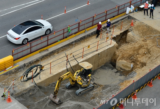 지난 5일 석촌지하차도 앞에서 발생한 싱크홀의 안전 점검을 위해 13일 오후 4시부터 6시까지 지하차도가 전면 통제된 가운데 관계자들이 사고 현장을 살펴보고 있다. /사진=뉴스1