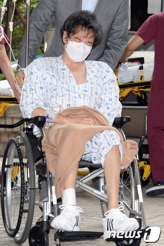 [사진]건강악화 이재현 '걷지 못하는 앙상한 다리'