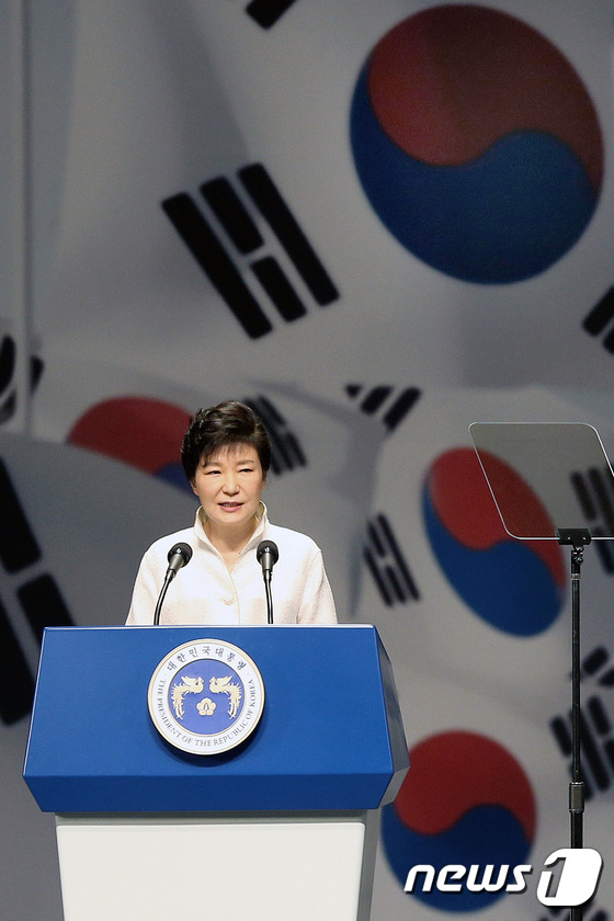 [사진]광복절 경축사하는 박근혜 대통령