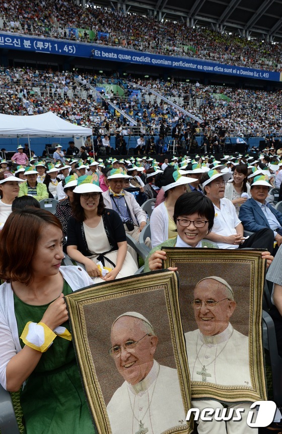[사진]가톨린 신도들 '교황 얼굴 그려진 수건들고 활짝'
