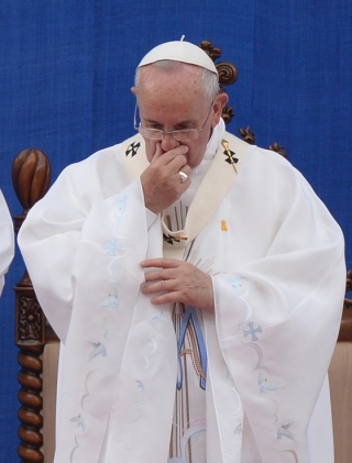  프란치스코 교황이 15일 대전월드컵경기장에서 열린 '성모승천대축일미사'에서 노란리본을 매고 집전하고 있다. / 사진=공동취재단