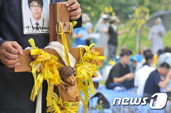 세월호 유가족이 36일간 행진에 들고 다녔던 십자가. /뉴스1 © News1