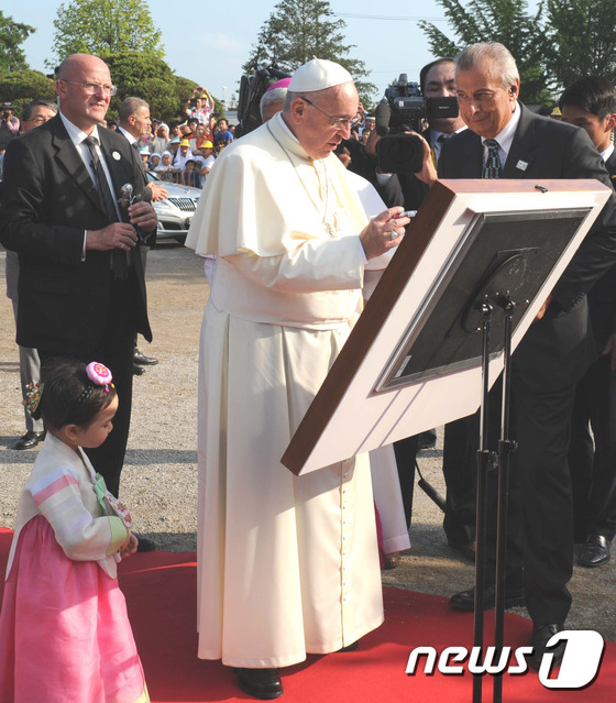 [사진]방명록 서명하는 프란치스코 교황