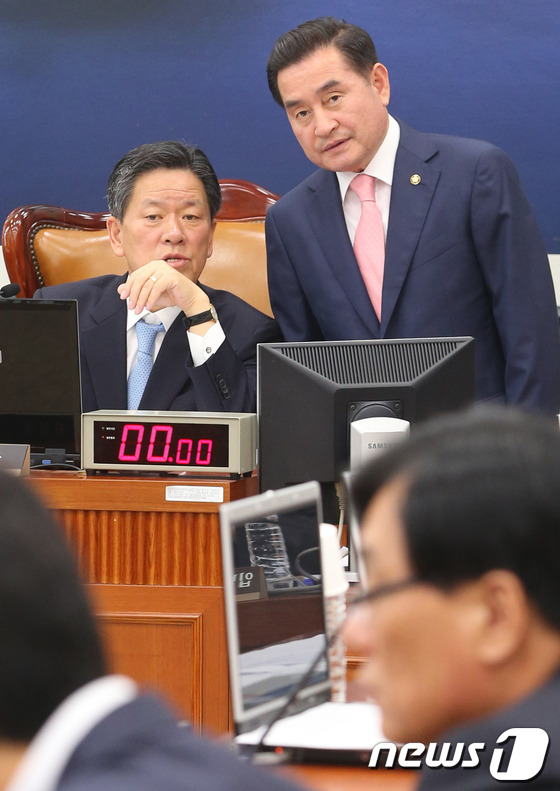 새정치민주연합 전남도당위원장인 이윤석(왼쪽) 의원과 주승용 의원. 2013.9.11/뉴스1 © News1