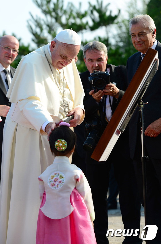 [사진]한복 어린이와 교황