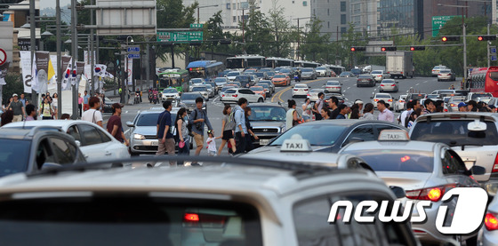 [사진]광화문광장 일대 시복식 준비에 교통혼잡