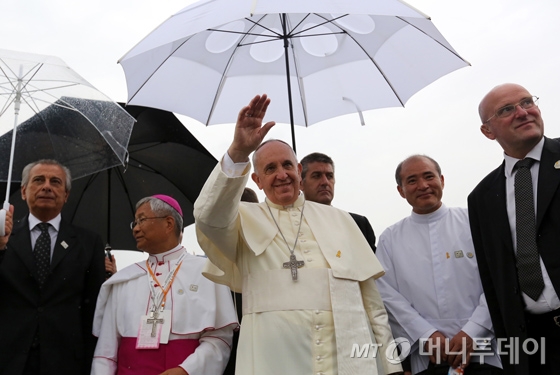 [사진]손 흔드는 프란치스코 교황