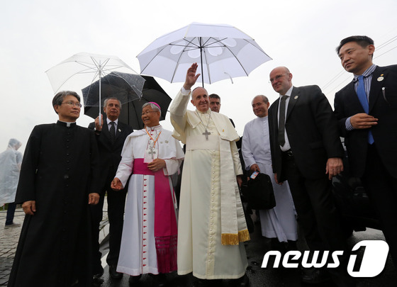[사진]프란치스코 교황 '우중인사'
