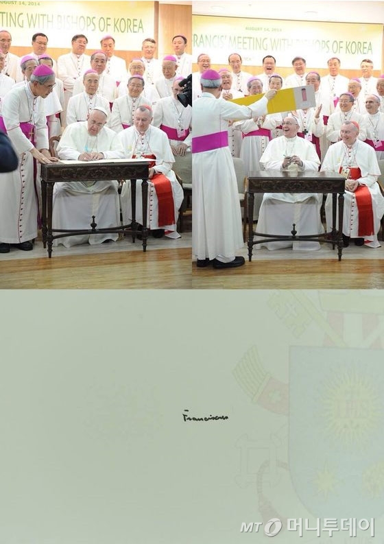 [사진]프란치스코 교황의 '깨알 같은' 서명